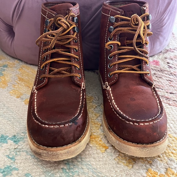 Eastland Woman’s Lumber Up Boot - Picture 2 of 5